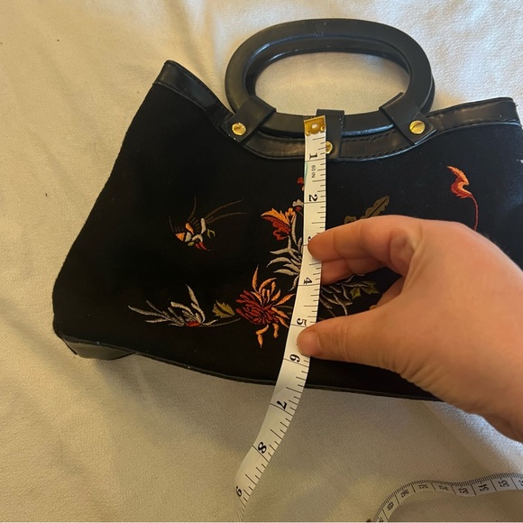 Beautiful black floral embroidered hand bag. Round handles - Picture 10 of 12